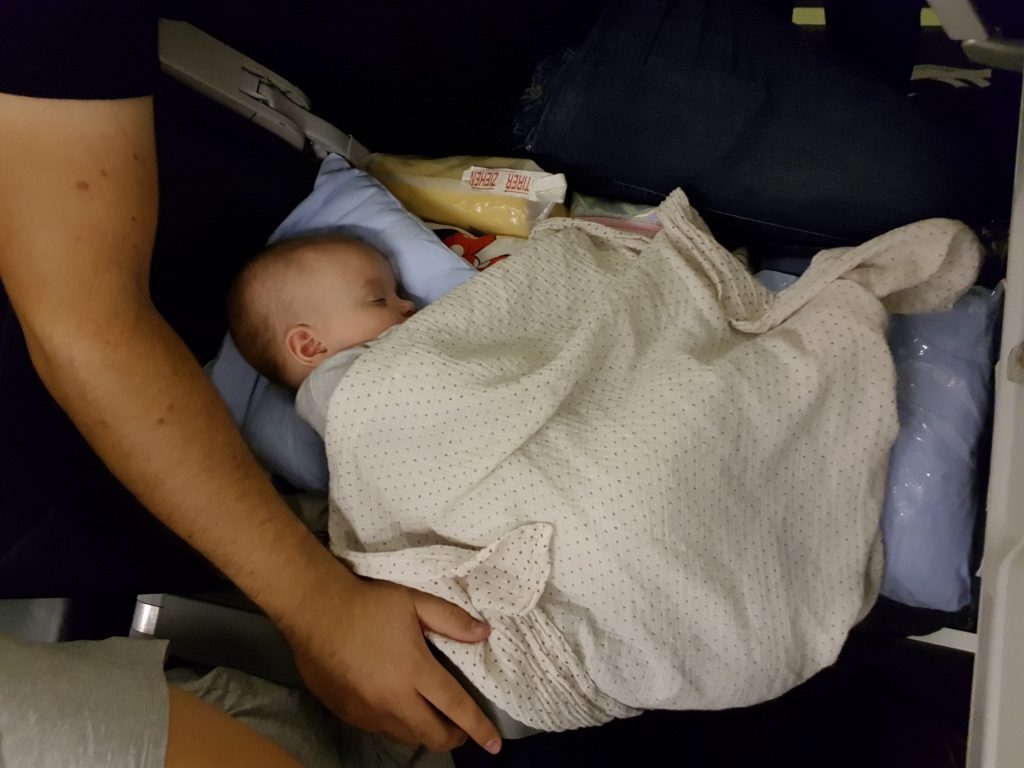 טיסה ראשונה עם התינוקת-איך שורדים? מה אורזים? מאיפה מזמינים?